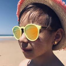 Lunettes de Soleil Enfant : Style, Protection et Précaution