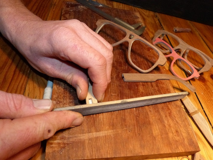 La fabrication des lunettes en bois